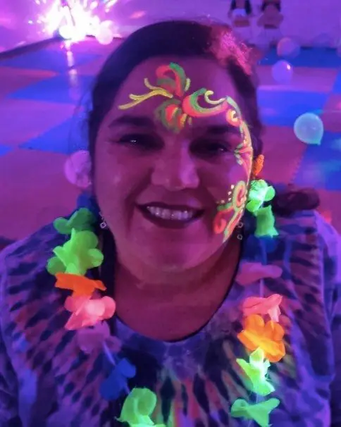 Pintacaritas flúor en una fiesta flúor PekeKids