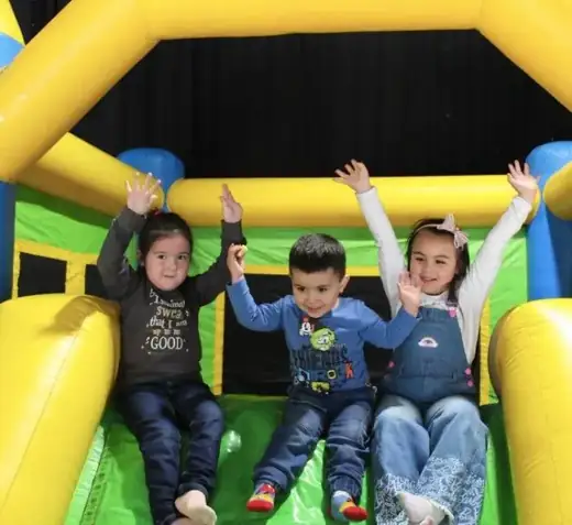 Niños felices en el inflable tobogán