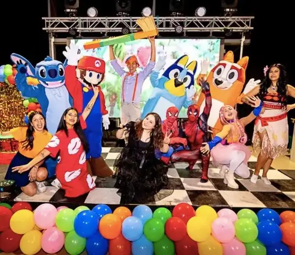 Equipo PekeKids con personajes en el escenario del PekeFest